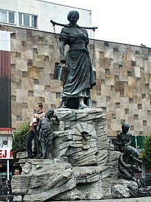 Kašna je tvořena skalnatým výběžkem. Na nejvyšším bodě stojí žena, která nese na ramenou jho a v obou rukách drží vědra. Pod ní jsou rozmístěné postavy chlapce a dvou děvčat.