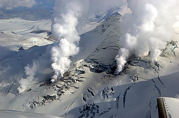 Ffwmarolau ar ochr llosgfynydd Mynydd Fourpeaked, Alaska