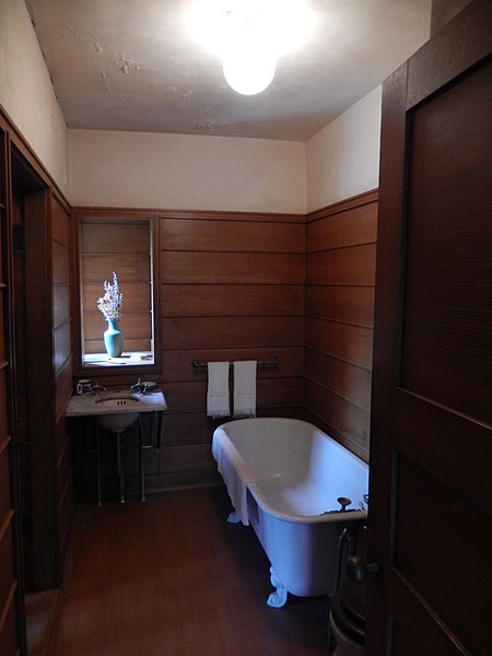 File:Frank Lloyd Wright Home bathroom DSCN9788.jpg