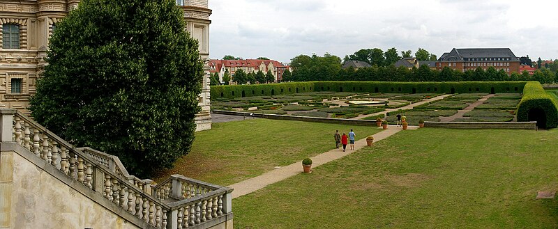 File:Güstrow-Schlosspark ReiKi.jpg