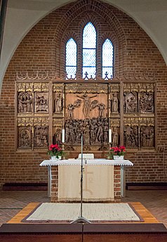 Altar mit geschnitztem Aufsatz (1476)