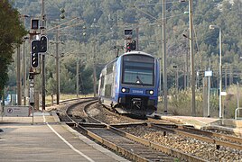 Un TER Marseille - Toulon (rame TER 2N série Z 23500).