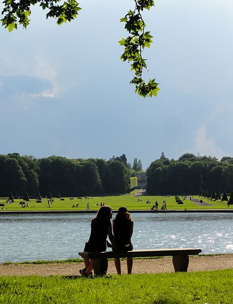 File:Girls sitting on a bench (8182317655).jpg