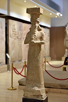 Бог "Еа" (шумерски Енки), държи чаша, от която излиза и тече вода. Първоначално Еа е богът покровител на Ериду. Това е една от двойката статуи на Еа, които са открити на входа на храма Син в Хорсабад, Нинава, Ирак. 710-705 г. пр.н.е. Изложен в Музейя- Багдад, Ирак.
