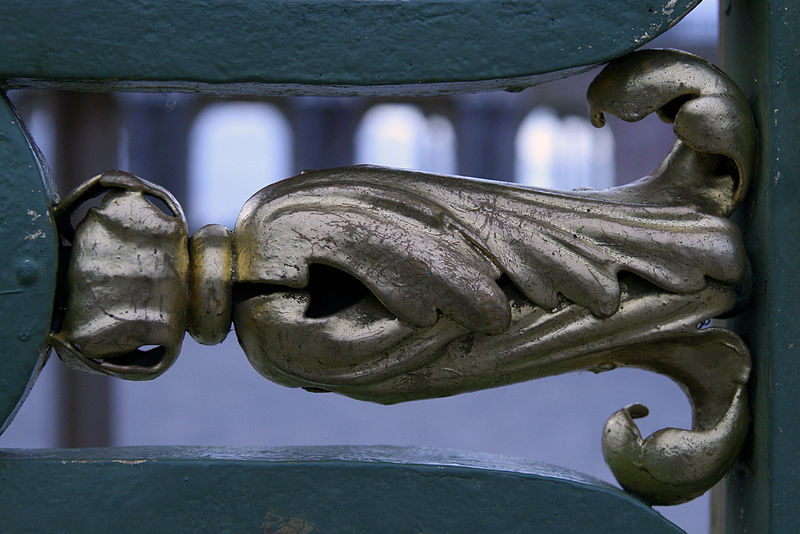 File:Grand Trianon - Detail grille (3).JPG