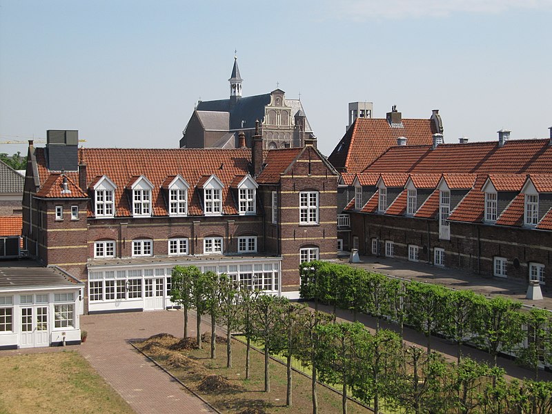 File:Grave - Arsenaalplein.jpg