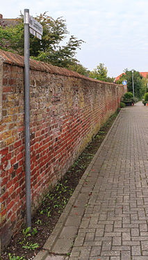 Reste der ehemaligen Burgmauer in Groß Midlum