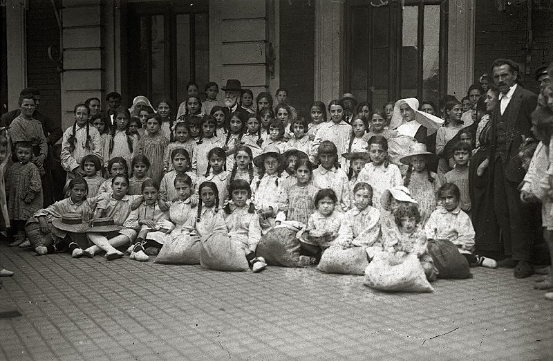 File:Grupo de niñas junto a Joaquín Pavía Bermingham y religiosas en la estación del Norte (1 de 1) - Fondo Car-Kutxa Fototeka.jpg