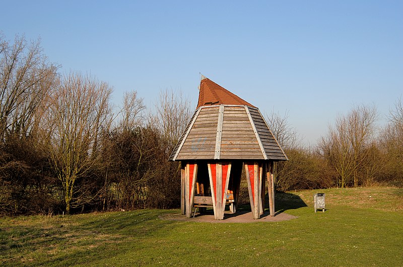 File:Hütte Bolzplatz Neu-Schwafheim.jpg