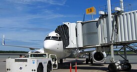 Un Boeing 737 de Westjet, accueillant des passagers à la porte 18, à l'aide d'un pont aérien.