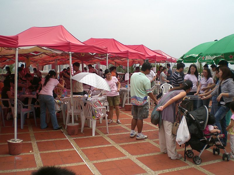 File:HK Gold Coast Mall Roof 07 BBQ.JPG