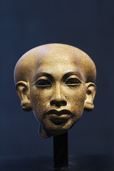 File:Head of a daughter of Pharaoh Akhenaten - Ägyptisches Museum - Munich - Germany 2017 (2).jpg