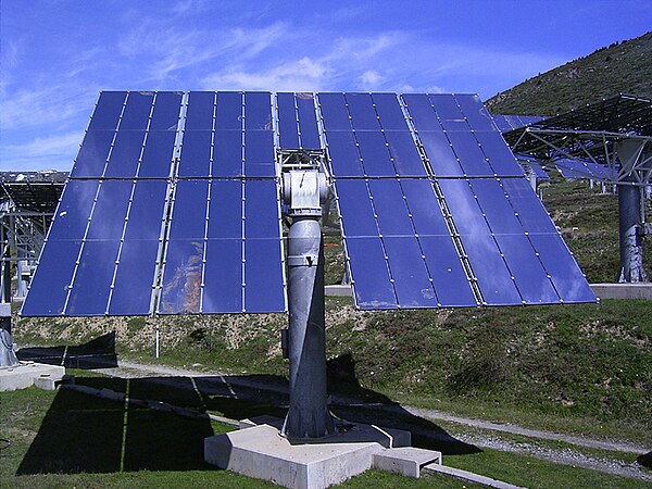 A heliostat at the THÉMIS experimental station in France. The mirror rotates on an altazimuth mount.