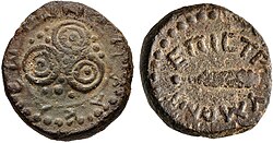 Бронзова монета на Хераклея. Аверс: щит и надпис ·HPAKΛEΩTΩN·. Реверс: бойна тояга и надпис ·EΠI ΣTPYMONI·