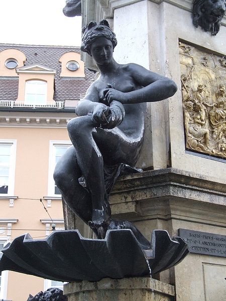 File:Herkulesbrunnen Augsburg Najade 1.jpg