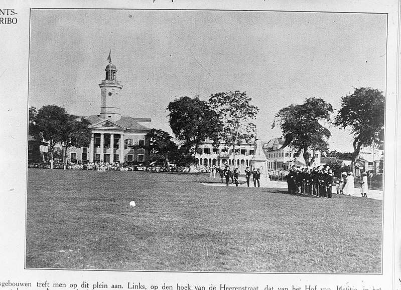 File:Het Wilhelminaplein in Paramaribo met het gebouw van het Departement van Financi, Bestanddeelnr 935-1286.jpg