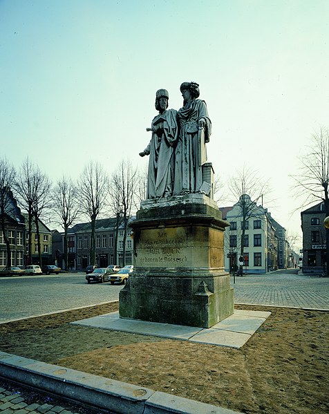 File:Het standbeeld van de gebroeders Jan en Hubert Van Eyck (voor restauratie) - 360783 - onroerenderfgoed.jpg