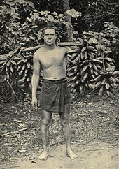 Porteur de bananes fe'i  à Papeete (photographie antérieure à 1906).