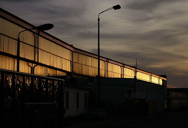 File:Historischer Flugzeughangar am ehemaligen Flugplatz Berlin-Staaken (Abendstimmung).jpg