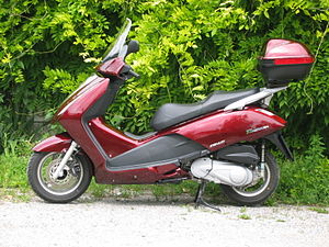 Honda FES Pantheon 125 seitlich.jpg