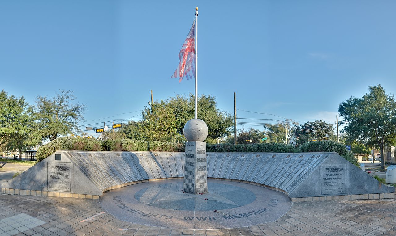 Houston_Heights_WWII_Memorial_Plaza_(panoramic,_HDR)