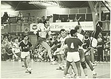 Groener after a shoot with Netherlands against Kuwait, in 1991. Schuurs stands close to the goal perimeter Imbema Sportcenter, Haarlemse Handbalweek. Handbalwedstrijd Nederland-Kuwayt 18-13. NL-HlmNHA 5400465501.JPG