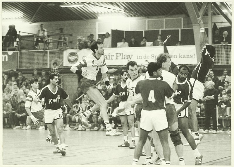 File:Imbema Sportcenter, Haarlemse Handbalweek. Handbalwedstrijd Nederland-Kuwayt 18-13. NL-HlmNHA 5400465501.JPG