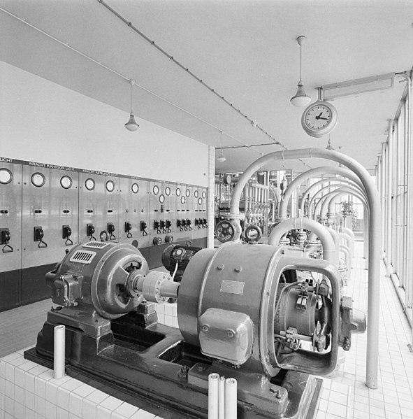 File:Interieur, ketelhuis, pompenkamer met pompen, schakelpaneel, plafondlampen en klok met oproep-installatie - Rotterdam - 20002386 - RCE.jpg