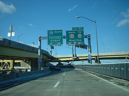 The western end of I-376 at I-279 in Pittsburgh in 2003.  Upon its extension in 2009, the END panels were replaced with WEST panels