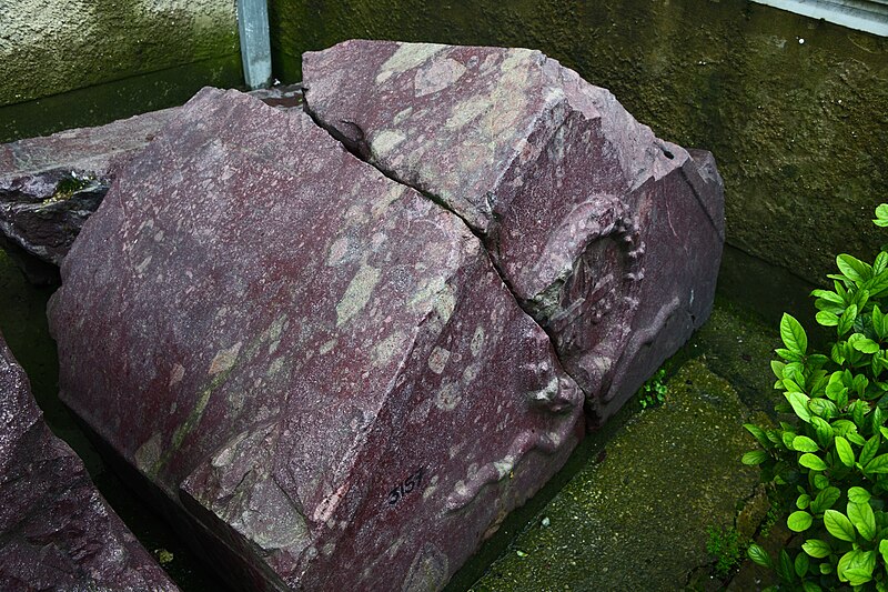 File:Istanbul Archaeology Museum Porphyry sarcopagus lid 4th-5th C CE from St. Irene 2934.jpg