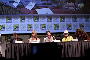 McElhenney, Olson, Howerton, Day i DeVito asseguts en un panell de la Comic-Con de San Diego de 2011.