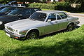 English: Front-left view of a 1981 Jaguar XJ6 4.2 finished in Rhodium silver paint. Svenska: En Jaguar XJ6 4.2 årsmodell 1981 i färgen Rhodium silver.