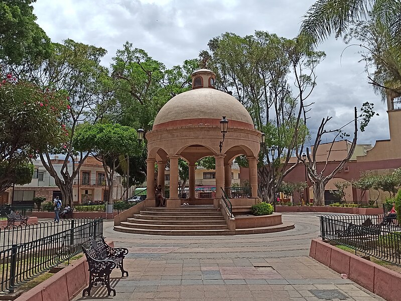 File:Jardín Allende (Barrio Arriba) - León, Guanajuato.jpg