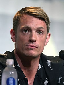 Joel Kinnaman interprète Edward Baldwin.