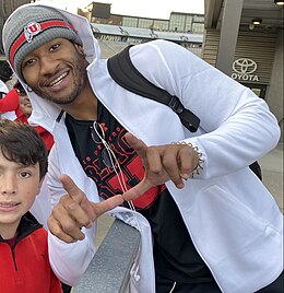 Julian Blackmon tirando uma foto com um fã depois de um jogo.jpg