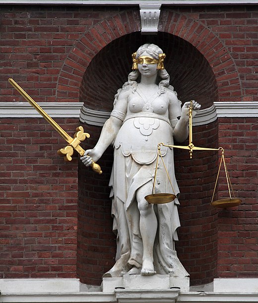 Vrouwe Justitia op het stadhuis van Haarlem, symbool van de rechtsprekende macht.