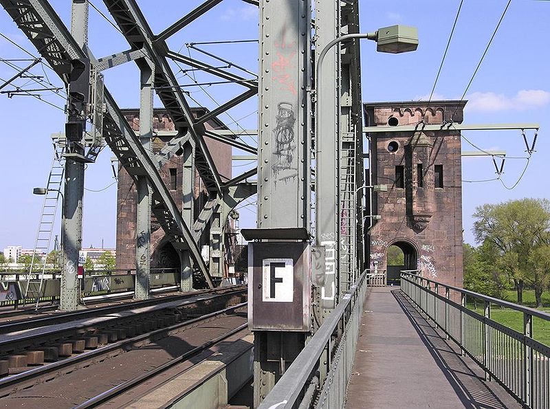 File:Köln südbrücke tuerme rechtsrheinisch.jpg