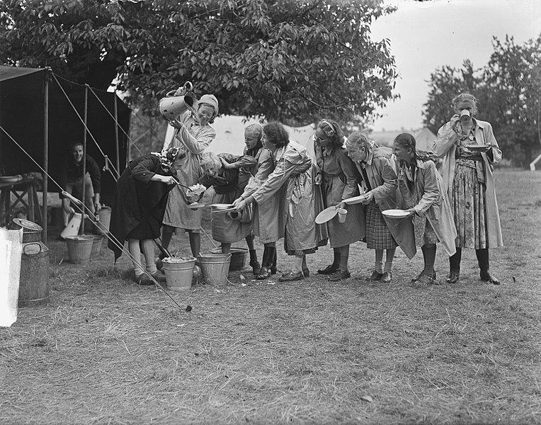 File:Kamp Mheer. Meisjes halen eten, Bestanddeelnr 903-5400.jpg