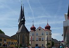 Stadtpfarrkirche und Rathaus