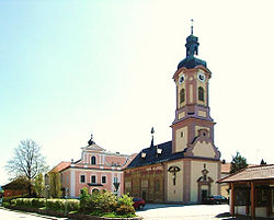 Parochiekerk (links) en de Loreta-kapel (rechts)