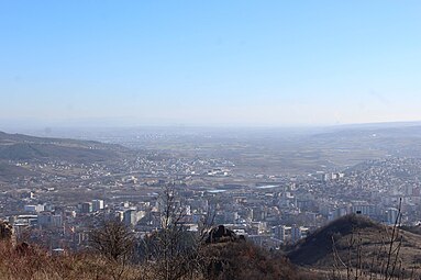 Панорама Косовске Митровице виђена са брда Звечан.