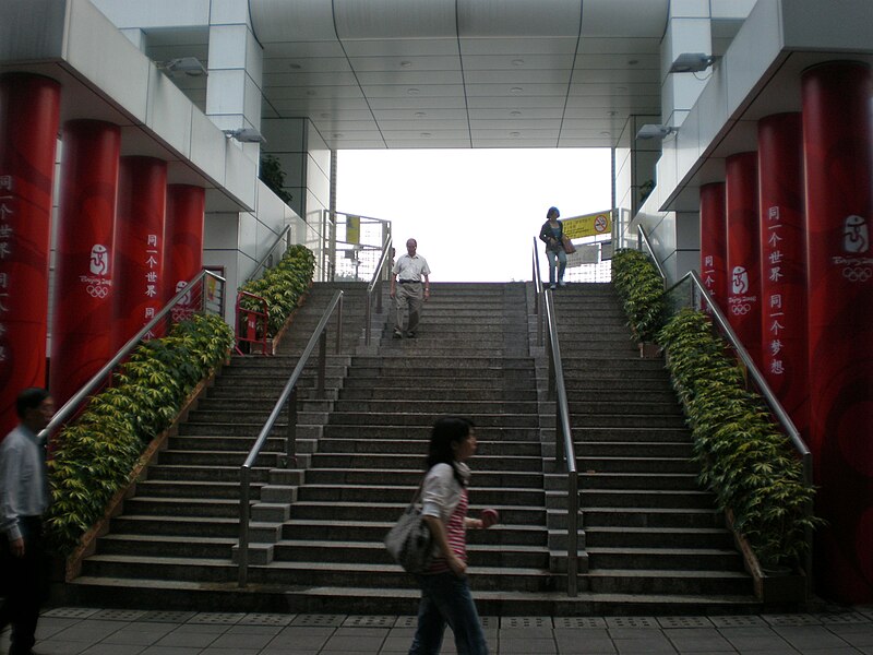 File:Kowloon Park eastern entrance.JPG