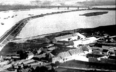 A folyószabályozás során a folyó Dél-Budánál kiszélesedő, jobbparti részét levágták és így 1880 körül kialakult a Lágymányosi tó, benne a Kopasz zátonnyal