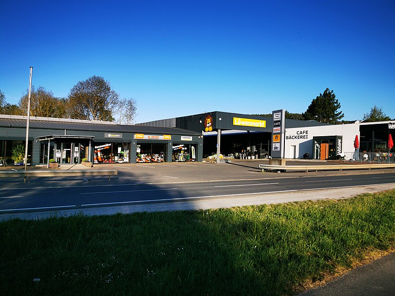 File:Löwenmarkt Gerlachsheim und angrenzende Gebäude 3.jpg