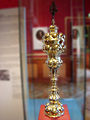 Der unscharfe Hintergrund betont die Tiefenwirkung und die Textur des Pokals. Lüneburger Pokal von etwa 1645, Fotografie 2010.