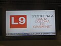 Panneau informatif présent à toutes les stations de la L9.