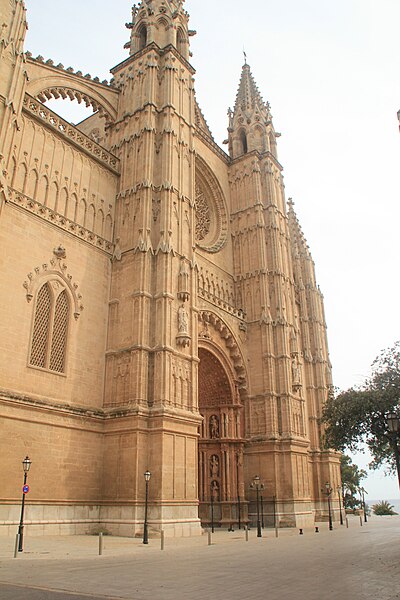 File:La Seu buida durant l'estat d'alarma.jpg