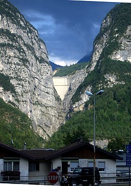 La diga del Vajont vista da Longarone 18-8-2005