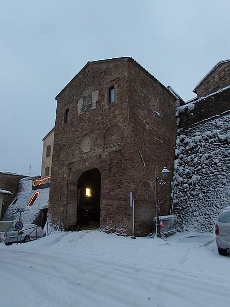 File:La neve rende magica la porta.jpg