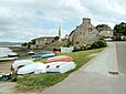 Port Maria à Landévennec, avec, en arrière-plan, l'église Notre-Dame du XVIIe siècle et son cimetière marin.